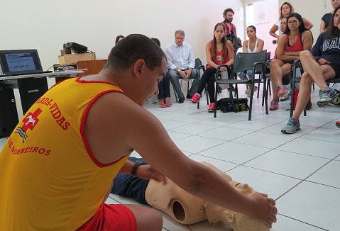 Sargento Ricardo faz demonstração durante palestra nos bombeiros (Foto: Divulgação Câmara Municipal)